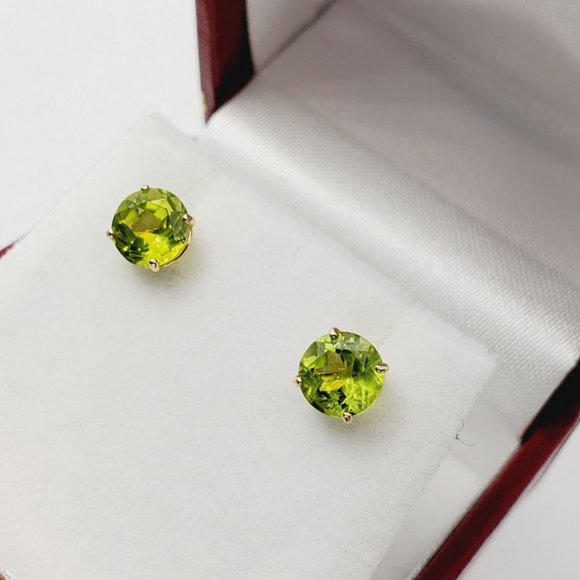 14K Yellow Gold Peridot 5x5mm Stud Earrings - Picture 4 of 5